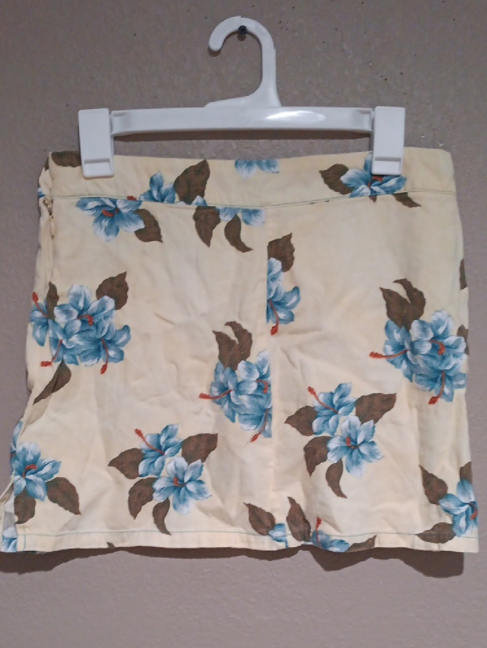 Hang Ten Floral Blue Hibiscus Mini Skirt - Cream Background